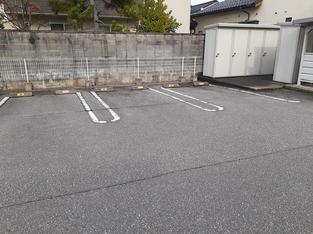 グランティスの駐車場|駐車場完備です