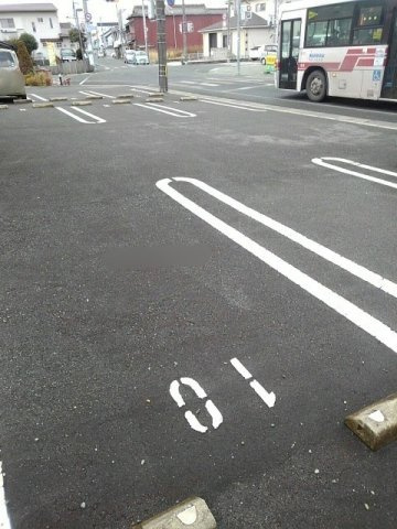 エレガント本町の駐車場