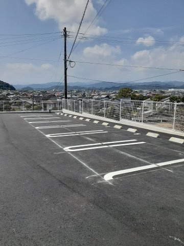 ムーンライト　ヒルズの駐車場