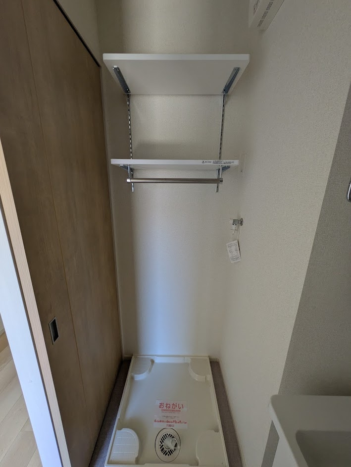 Ｗ／Ｂの玄関|室内洗濯機置き場の上には棚が設置されています。