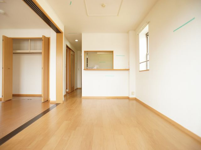 【居間・リビング】 | カーサ・アルドーレＢ | 快適に過ごせるエアコンが付いています♪