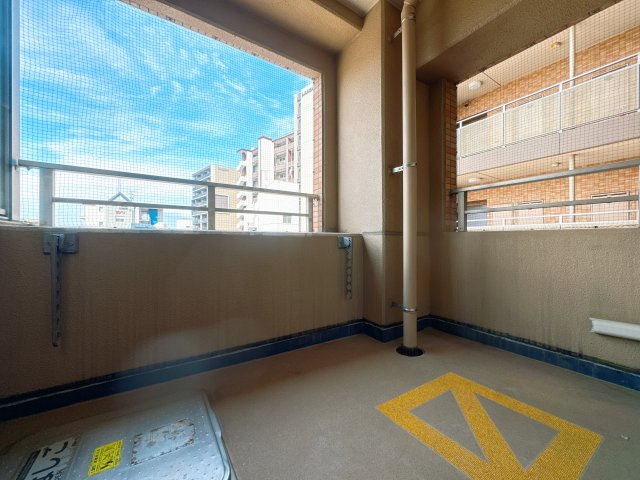 【バルコニー】 | クレアウォーターマーク☆仲介手数料無料☆ | 広すぎないからこそ、日々のお手入れが驚くほど簡単。サッと掃き掃除ができるサイズ感で、常に清潔な空間を保てます。家事の負担を減らし、自分時間を大切にしたい方にぴったりの設計です。
