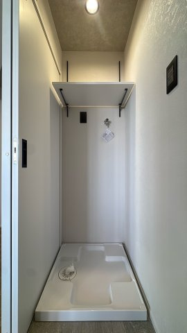 【ランドリースペース】 | クレアウォーターマーク☆仲介手数料無料☆ | 室内洗濯機置き場を完備。防水パン付きで万が一の漏水にも配慮されています。キッチンや洗面室からの動線も良く、効率よく家事をこなせる設計が魅力です。