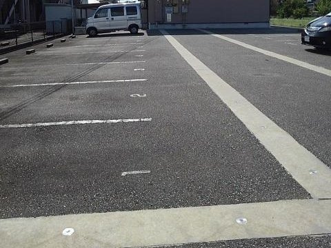 ヴィラージュ・ツボノⅡの駐車場