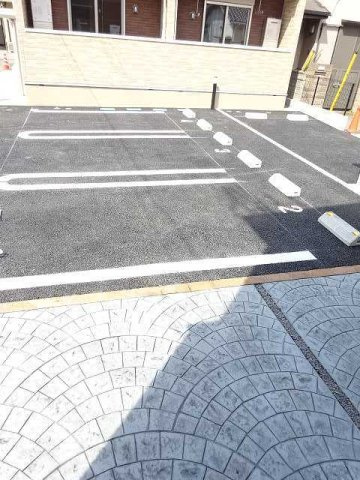 アドラシオンの駐車場