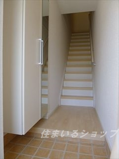 カレントBの玄関|ミラー付き大型シューズボックス