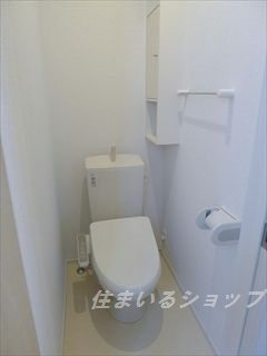 カレントBのトイレ|シャワートイレ・収納棚あり