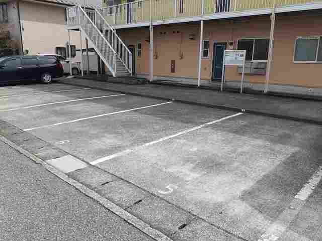 ニューシティー川島の駐車場