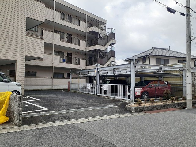 ウエストコートＴＡＮＩＧＡＭＩの駐車場