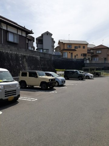 ゼファー　東棟の駐車場|駐車スペースもあります