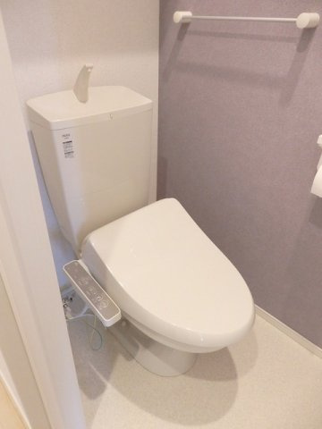 セリシールＡのトイレ|落ち着いた色調のトイレです