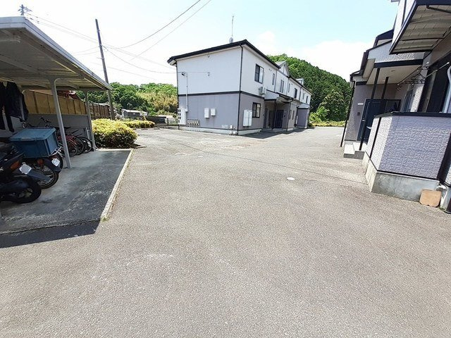 パインビレッジＤの駐車場|カースペースがあります