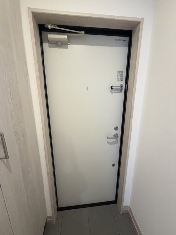 コンフォート片山町　広告１物確はいえらぶＢＢの玄関