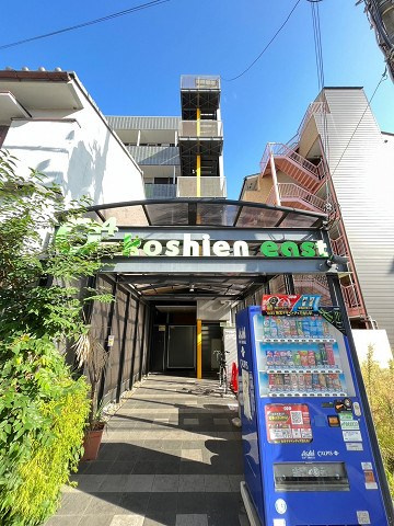 C4　Koshien　eastのエントランス