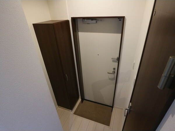Grandtic栄生の玄関