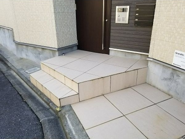 Grandtic栄生のエントランス