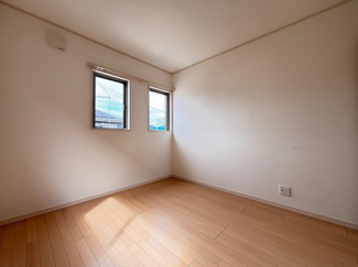 【洋室】 | 若葉区愛生町中古戸建 | 使い方に柔軟性があり、個室としても趣味の部屋としても利用可能です。
シンプルで温かみのあるデザインで、ゆったりと過ごせます！