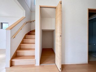【収納】 | 若葉区愛生町中古戸建 | リビングにも収納スペースがあり、お掃除道具も片付けられてスッキリ！