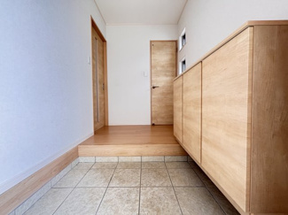【玄関】 | 若葉区愛生町中古戸建 | 扉を開けるとホッとする空間であなたを迎えてくれます♪
明るい玄関はお客様をお出迎えするのにぴったりです！