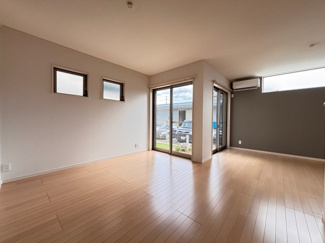 【居間・リビング】 | 若葉区愛生町中古戸建 | 18帖のLDKは家族が笑顔になる空間と家具家電が配置しやすい間取りとなっております♪