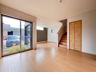 【居間・リビング】 | 若葉区愛生町中古戸建 | ご家族の集まるLDKは約15.7帖。毎日の始まり迎える大切な空間はいつでも心地良い空間に！