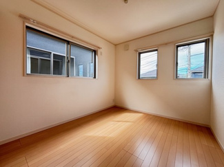 【洋室】 | 若葉区愛生町中古戸建 | 明るい日差しに包まれる、快適な空間は陽光あふれる明るく広い室内です！