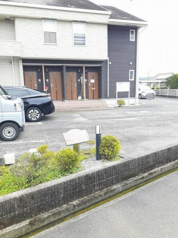 【駐車場】 | ルミ・ドゥ・カプージョ | 駐車場があるので、車を買う予定の方も安心です