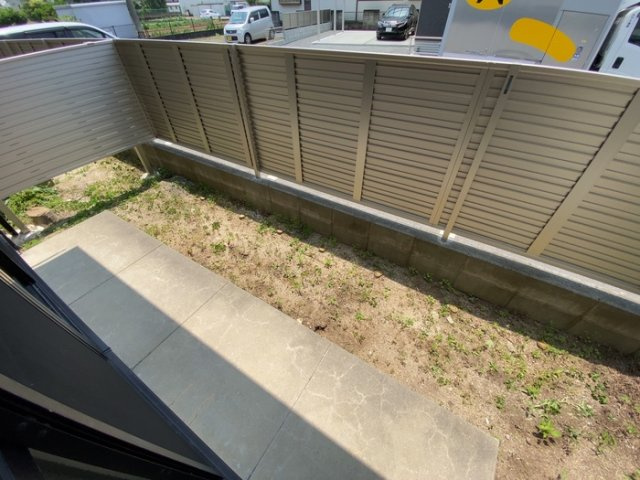 熊本市南区鳶町１丁目のアパートの庭