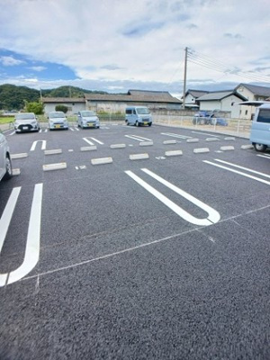 【駐車場】 | ブーケ | 駐車場があるので、車を買う予定の方も安心です