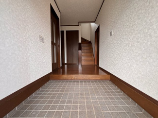 【玄関】 | 四街道市和良比中古戸建 | 扉を開けるとホッとする空間であなたを迎えてくれます♪
明るい玄関はお客様をお出迎えするのにぴったりです！