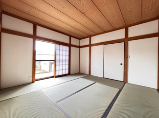 【和室】 | 四街道市和良比中古戸建 | やわらかな陽ざしが心地よい畳のお部屋。
思わずごろんとしたくなる、ほっと落ち着く空間です！