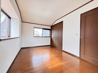 【洋室】 | 四街道市和良比中古戸建 | 明るい日差しに包まれる、快適な空間は陽光あふれる明るい室内です！