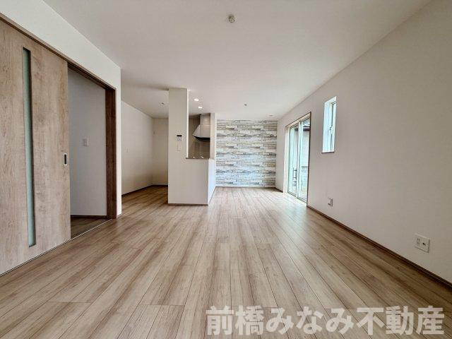 【新築】前橋市六供町1丁目　限定１棟　ハートフルタウン　新築建売の居間・リビング|ゆったり過ごせるリビングです