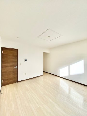 Ｐｌｕｓｓｕｍ Ｃｏｕｒｔ前田町の内装|明るい室内です
