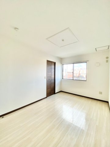 Ｐｌｕｓｓｕｍ Ｃｏｕｒｔ前田町の内装|明るい室内です