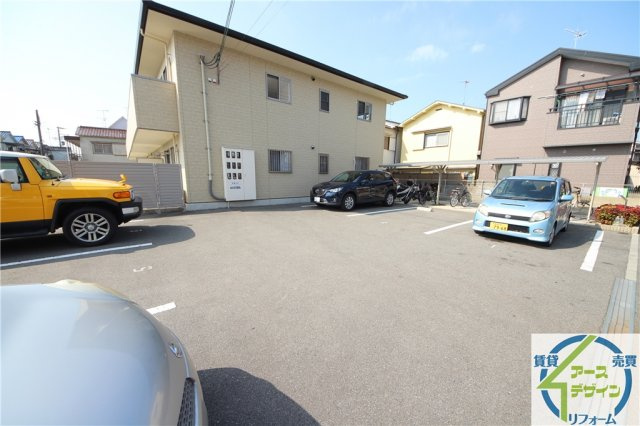 フォブール岸本の駐車場