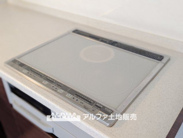~武蔵村山大南3丁目~Remodeled Homeのキッチン|【IH cooking heater】
◆IHクッキングヒーター◆火を使わず調理できる為、小さなお子様が居ても安心のアイテム。お掃除もサッとひと拭きで綺麗になるので楽チンですね。