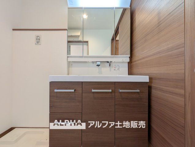 ~武蔵村山大南3丁目~Remodeled Homeの独立洗面台|【Wash basin】
◆洗面台◆人工大理石TOPの洗面ボウルサイドはゆったりとしたスペースが設けられ、フレグランスなどを置いたりするのに便利なパ洗面化粧台。