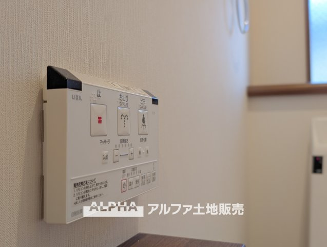 ~武蔵村山大南3丁目~Remodeled Homeのトイレ|【Warm water flush toilet】
◆温水洗浄便座付きトイレ◆お掃除も楽々。快適に過ごすためには今や欠かせない設備の一つです。壁掛けリモコンで使いやすくいつでも清潔に保てます。