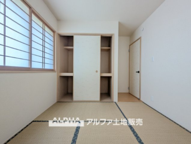 ~武蔵村山大南3丁目~Remodeled Homeの和室|【Japanese-room】
◆和室◆畳の上で和む生活。お茶とお菓子。こたつとみかん。どれをとってもしっくりときますね。フローリングには無い、井草の香りに包まれながらゆったりとした一時を。