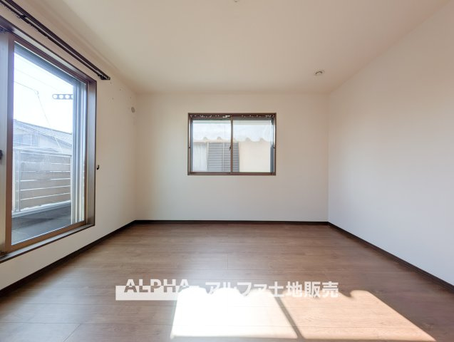 ~武蔵村山大南3丁目~Remodeled Homeの洋室|【Two sides lighting】
◆明るい主寝室◆居室は明るく爽やかな風の抜ける快適空間。。収納もしっかりと沢山の洋服をしまえます。