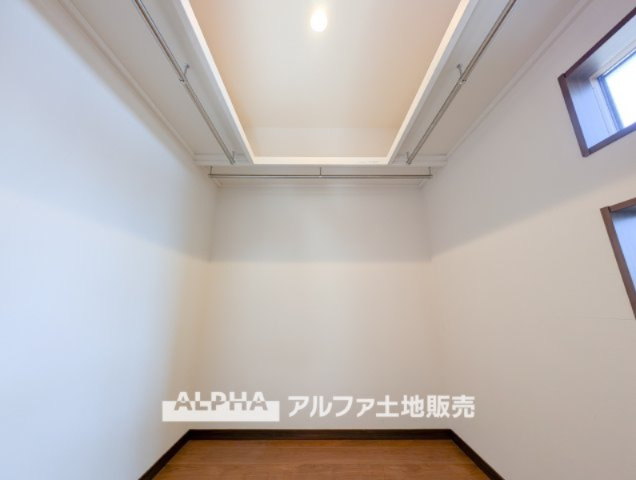~武蔵村山大南3丁目~Remodeled Homeの収納|【walk in closet】
◆ウォークイン・クローゼット◆大好きな服、大事なバッグやアクセサリー、そして大切な思い出の品々。そんなものを傍らにそっと置いておきたい。そんな時に重宝しますね。