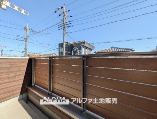 ~武蔵村山大南3丁目~Remodeled Homeのバルコニー|【outward appearance】
◆バルコニー◆家から望む空はブルースカイ。隔てるものは何もなく、そこにあるのは青い空と白い雲の景色がこの街の彩りを演出している。