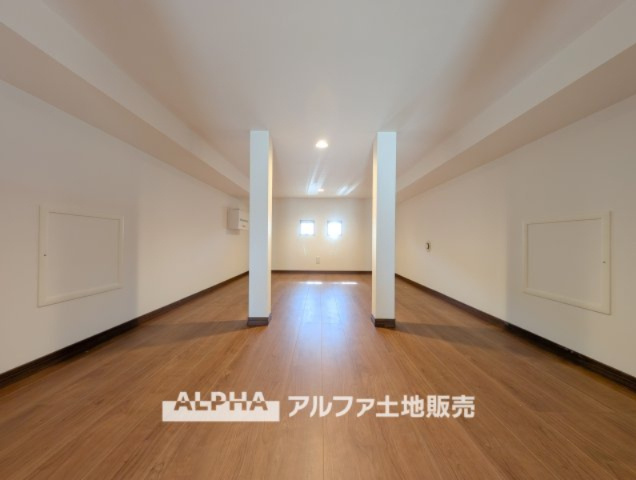 ~武蔵村山大南3丁目~Remodeled Homeの子供部屋|【A hideout place】
◆秘密基地◆子ども達の足音・笑顔・笑い声が屋根裏から聞こえてきます。。ご主人様の趣味の部屋として落ち着く空間がそこにあります。