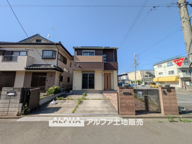 ~武蔵村山大南3丁目~Remodeled Homeの駐車場|【car　space】
◆駐車場◆車を2台停めても余裕のある駐車スペース。自転車やベビーカーも楽々通る広さが嬉しいですね。