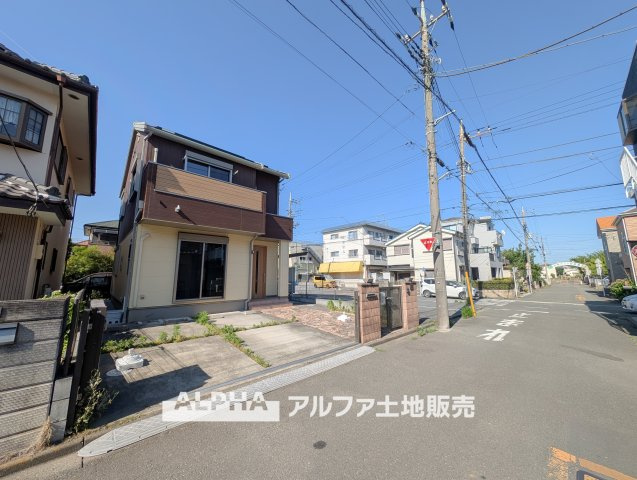~武蔵村山大南3丁目~Remodeled Homeの前面道路含む現地写真|【House of the Sun】
◆明るい家◆太陽の温かな光がお家全体を照らす。そこには目を輝かせ笑顔で見つめてくれる君がいて、「ただいま」の言葉がこだまする。そんな君の瞳に恋している。