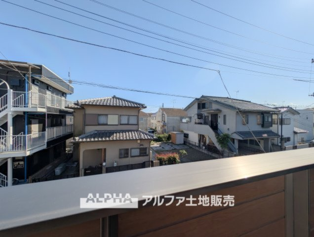 ~武蔵村山大南3丁目~Remodeled Homeの展望|【Balcony】
◆暮れなずむ空◆そっとルーフバルコニーから望むスクリーンは、夕映えに浮かぶ雲とオレンジ色に染まる街。どことなく切ないけれど僕達を優しく照らし家族を見守っていてくれている。