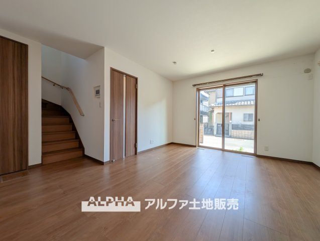 ~武蔵村山大南3丁目~Remodeled Homeの居間・リビング|【Cool wind】
◆窓を開けると◆大きな窓から降り注ぐ眩いくらいの日差し。暗い部分が一つもないことがコンセプトとなっており、家の中が全て明るいことがポイント。気持ちが高揚するお住いです。