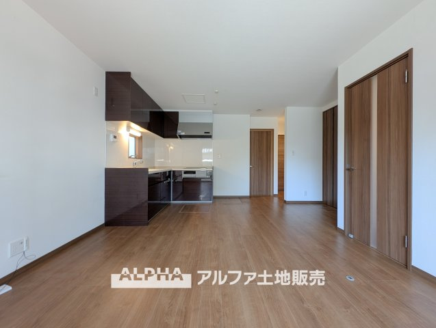 ~武蔵村山大南3丁目~Remodeled Homeの居間・リビング|【The situation】
◆シチュエーション◆リビングルームのドアを開くと、窓から飛び込むのは緑と光の風光明媚な景色。僕の目に映るは、ここで家族と会話をワイワイガヤガヤ楽しんでいる様子。