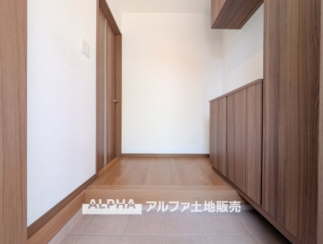 ~武蔵村山大南3丁目~Remodeled Homeの玄関|【Entrance】
◆玄関◆大きな姿見は「行ってきます」の気を引き締め、大きなシューズクロークはお気に入りの1足をしまう大切な場所。ダウンライトにまばゆく照らされた大きく開放的なエントランス。